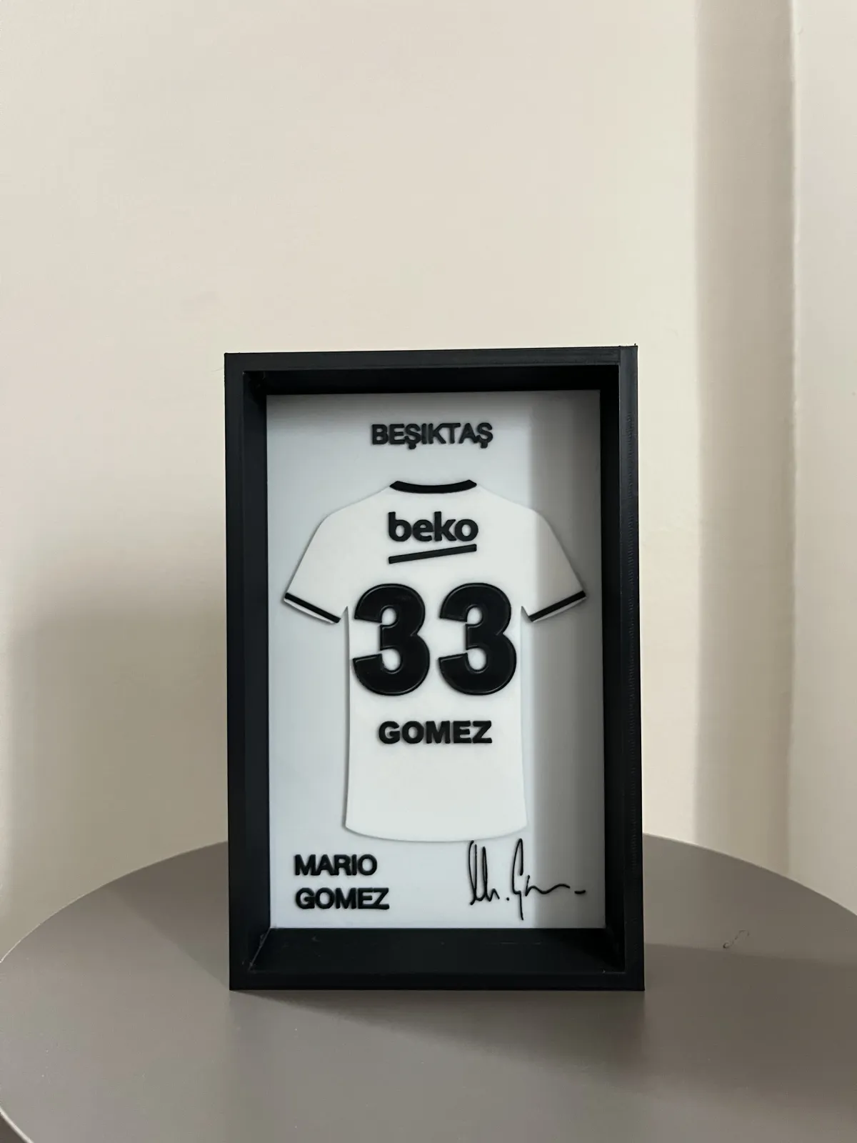 Beşiktaş’ın unutulmaz isimlerinden Mario Gomez konseptiyle hazırlanmış özel tasarım dekoratif forma çerçevesi 2