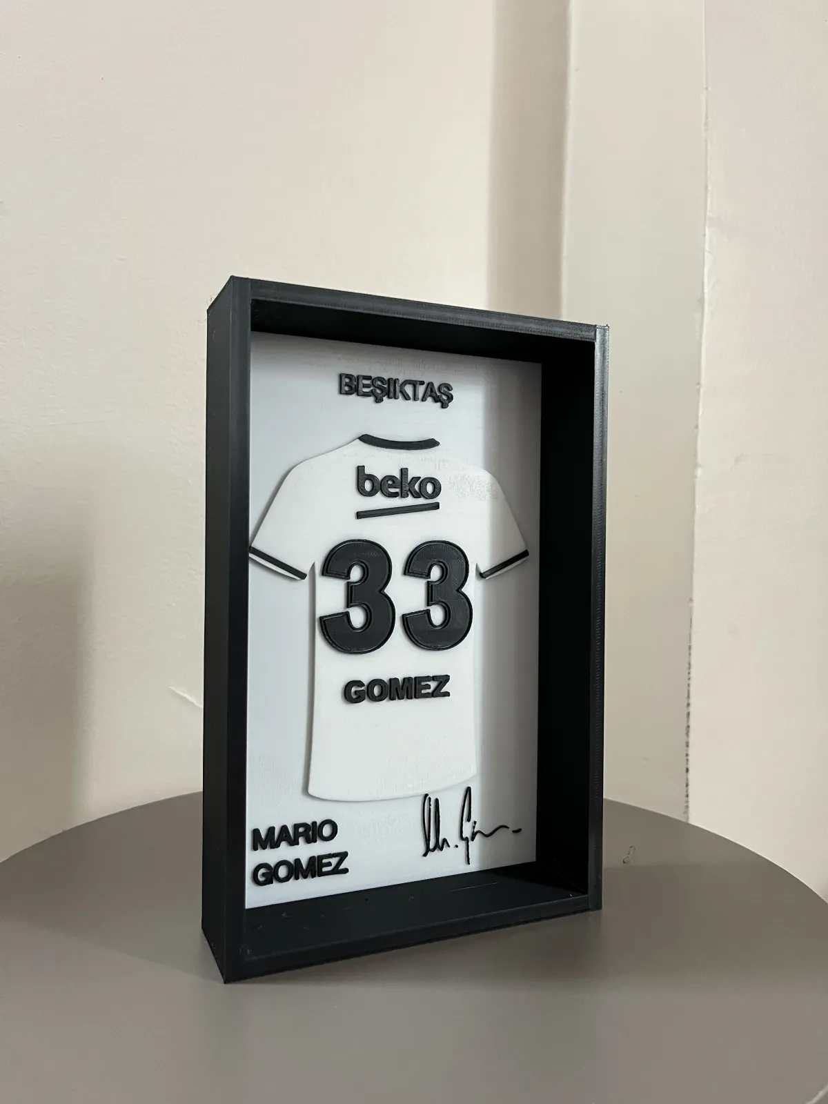 Beşiktaş’ın unutulmaz isimlerinden Mario Gomez konseptiyle hazırlanmış özel tasarım dekoratif forma çerçevesi 3