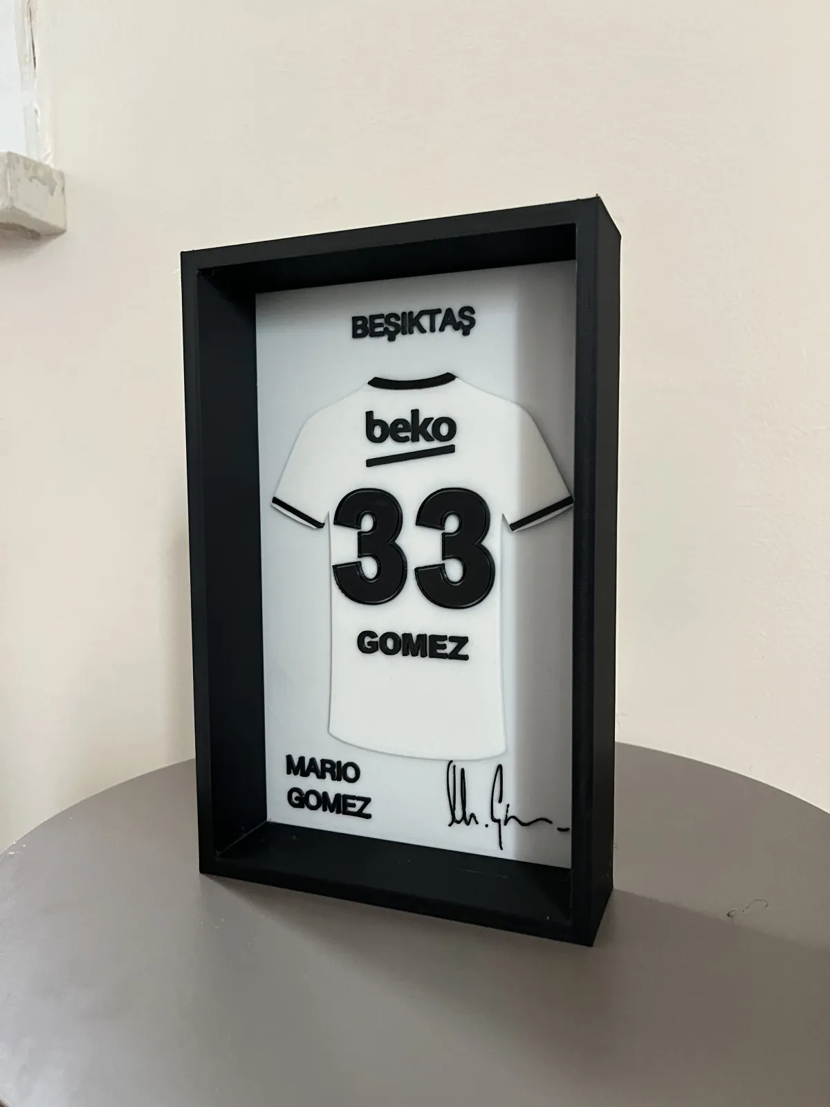 Beşiktaş’ın unutulmaz isimlerinden Mario Gomez konseptiyle hazırlanmış özel tasarım dekoratif forma çerçevesi 4