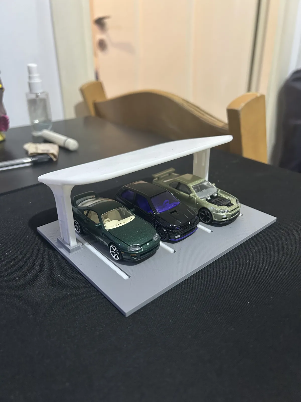3 Araçlık Modern Otopark Sergi Standı – 1:64 Ölçek Koleksiyonluk 1