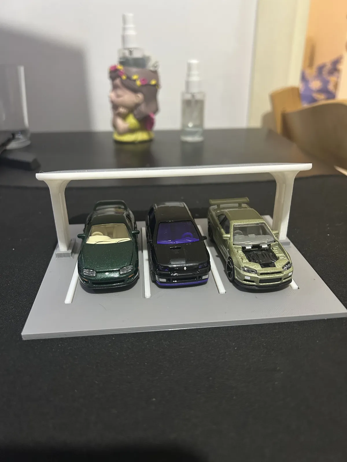 3 Araçlık Modern Otopark Sergi Standı – 1:64 Ölçek Koleksiyonluk 2