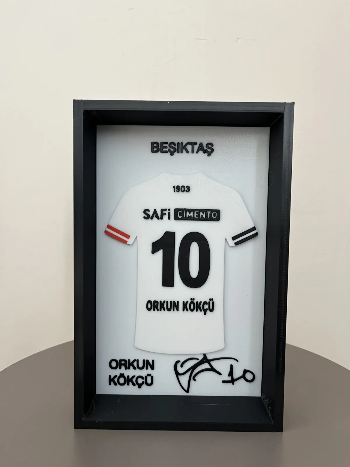 Beşiktaş Orkun Kökçü Forma Tablosu – 3D Baskı Çerçeveli Tasarım 1