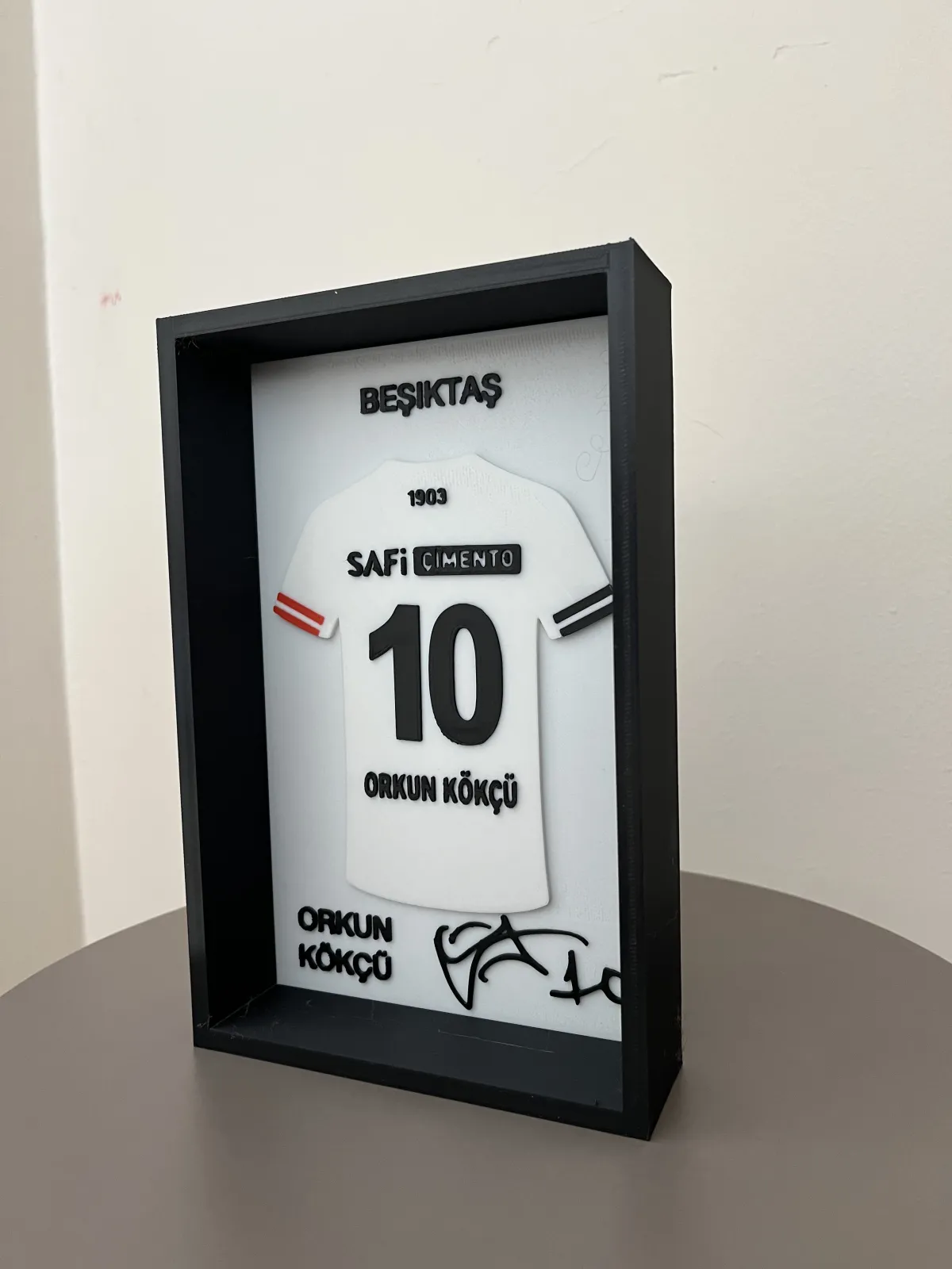Beşiktaş Orkun Kökçü Forma Tablosu – 3D Baskı Çerçeveli Tasarım 3