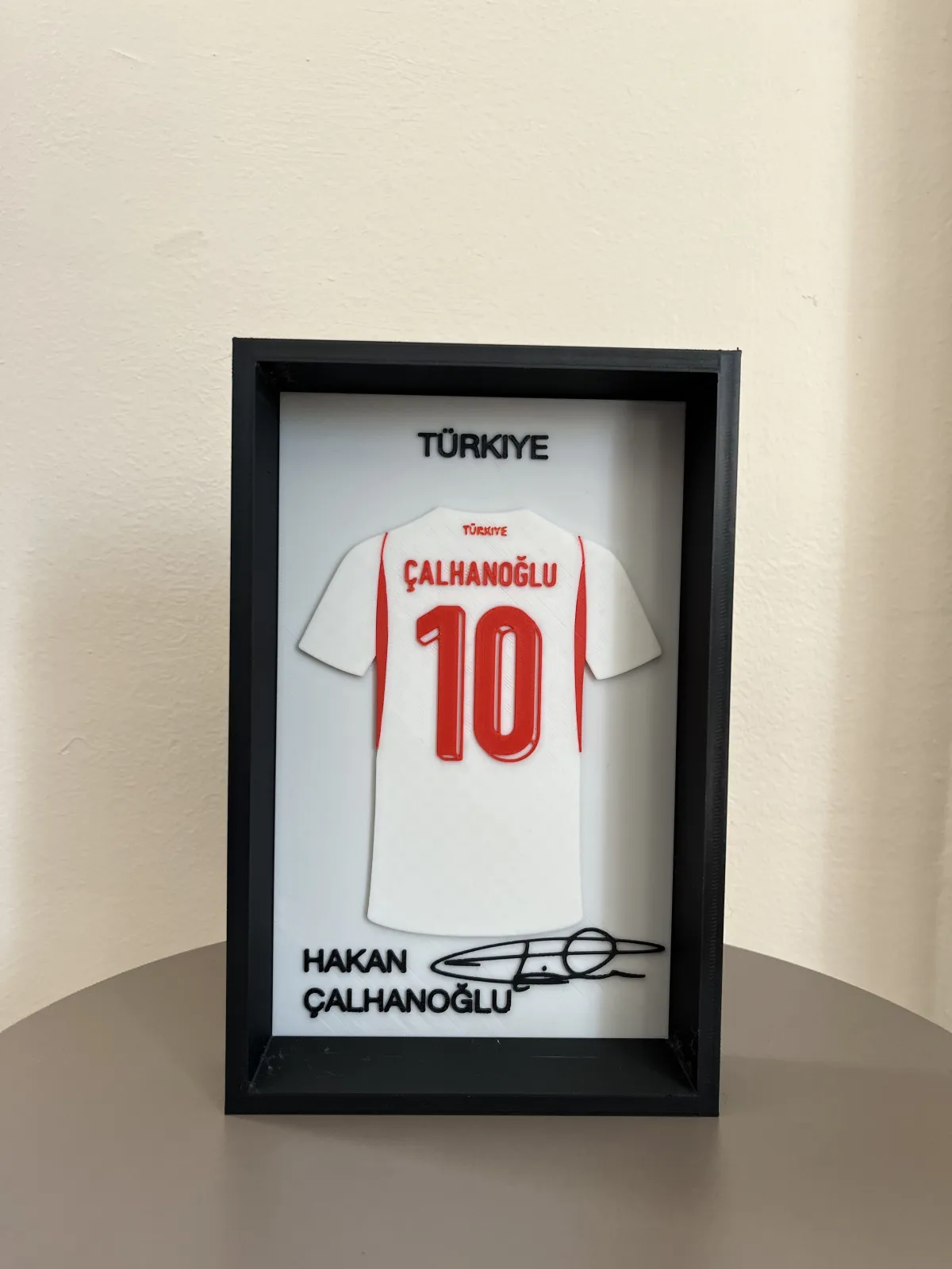 Türk futbolunun yıldız isimlerinden Hakan Çalhanoğlu konseptiyle hazırlanmış özel tasarım dekoratif forma çerçevesi 1