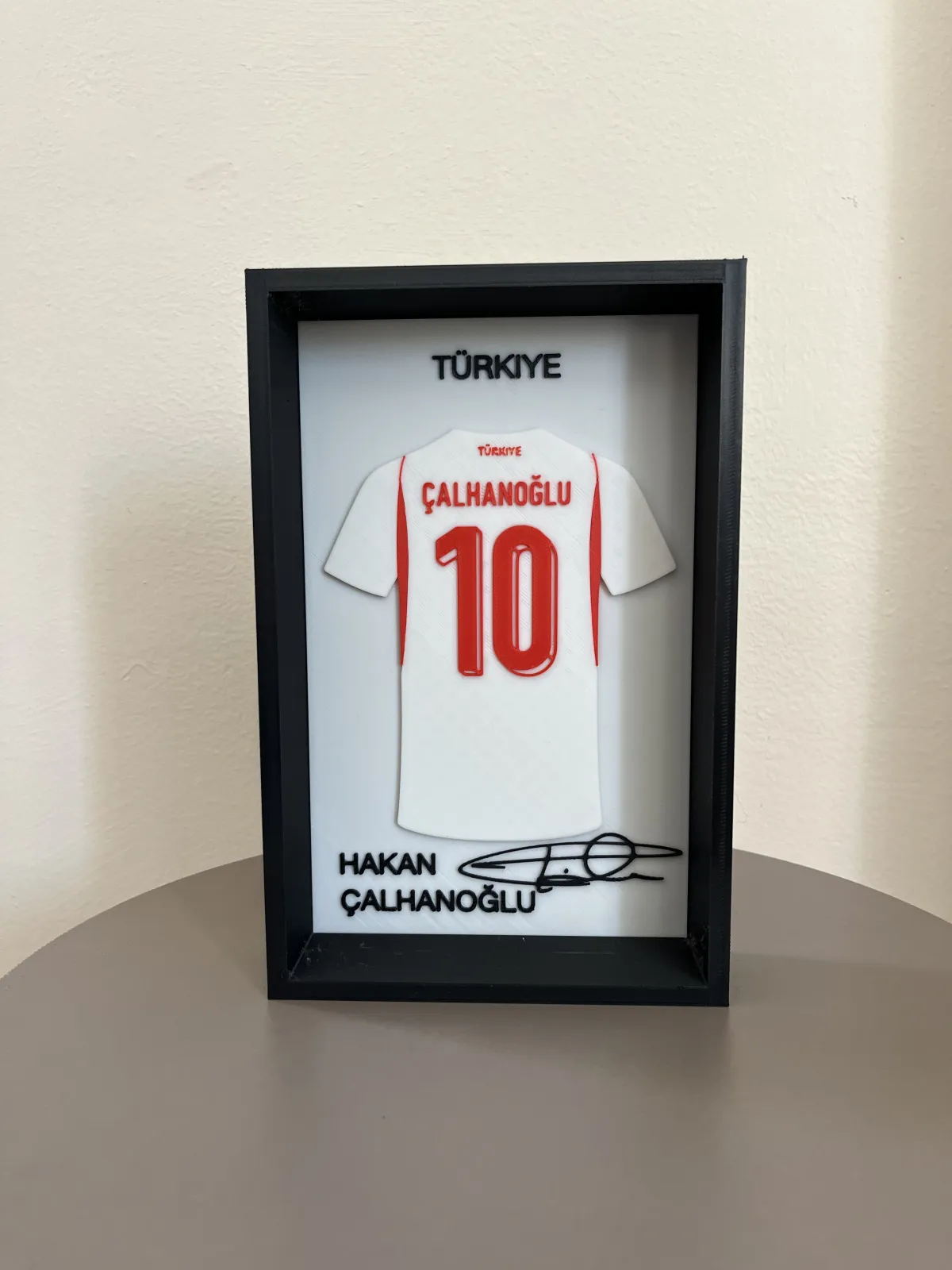 Türk futbolunun yıldız isimlerinden Hakan Çalhanoğlu konseptiyle hazırlanmış özel tasarım dekoratif forma çerçevesi 2