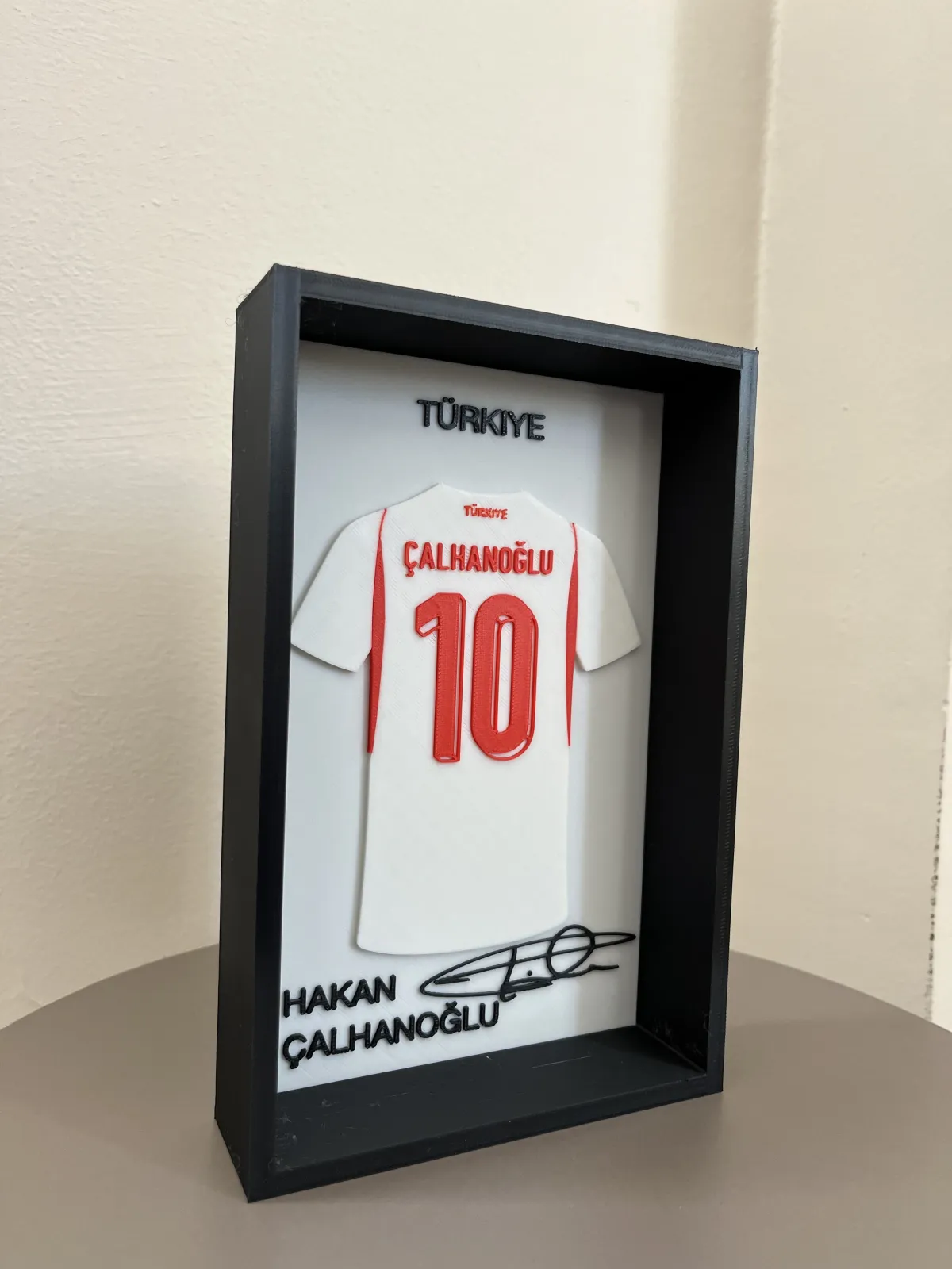 Türk futbolunun yıldız isimlerinden Hakan Çalhanoğlu konseptiyle hazırlanmış özel tasarım dekoratif forma çerçevesi 3
