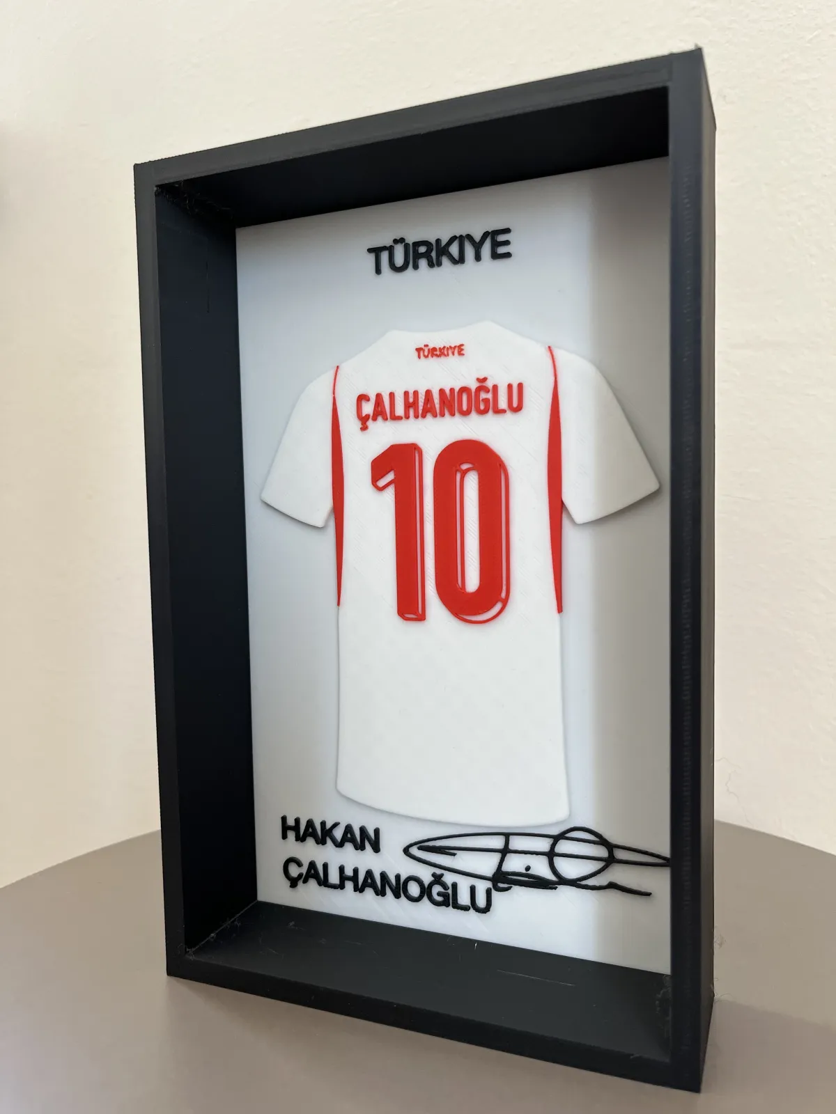 Türk futbolunun yıldız isimlerinden Hakan Çalhanoğlu konseptiyle hazırlanmış özel tasarım dekoratif forma çerçevesi 5