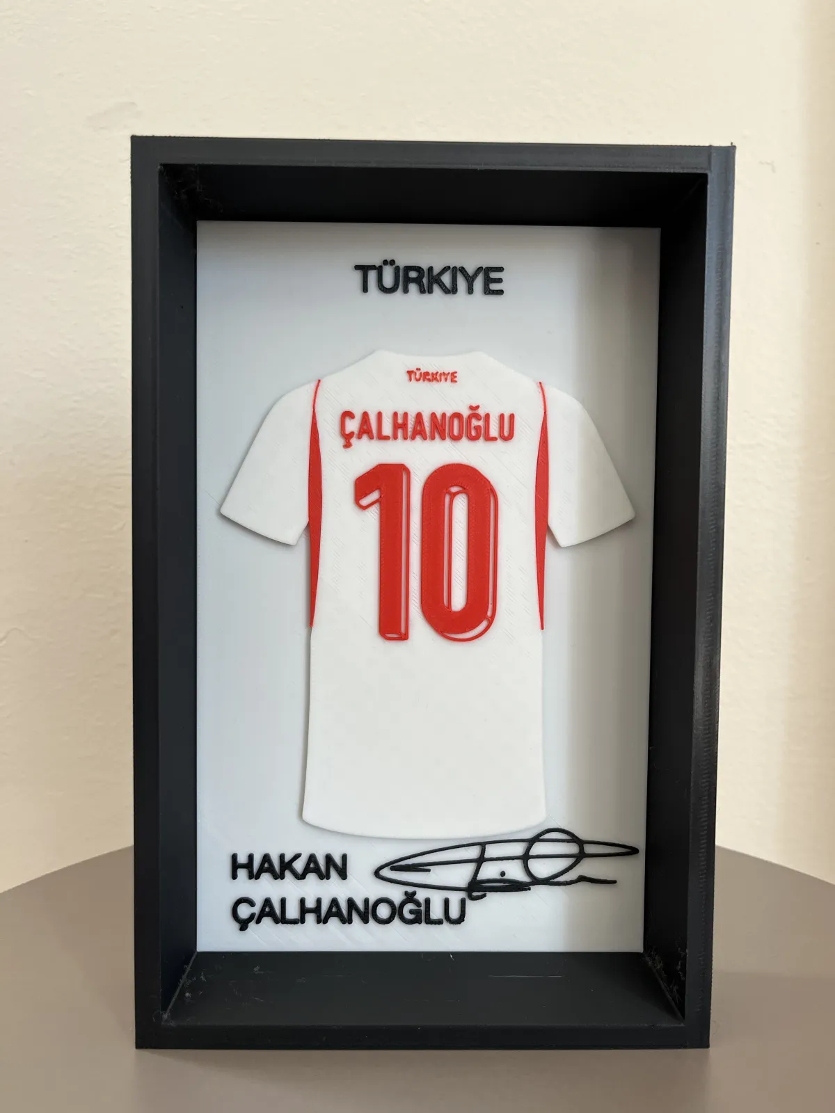 Türk futbolunun yıldız isimlerinden Hakan Çalhanoğlu konseptiyle hazırlanmış özel tasarım dekoratif forma çerçevesi 6